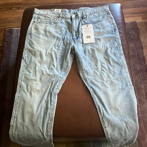 Mens Levi’s light wash 511 slim 38/32 jeans never worn bran new.